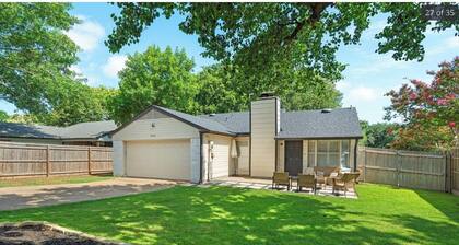 Cozy 3/2 w/ Master Suite+Elegant Jurassic Themed Room. Minutes from attractions.