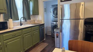 Een magnetron, een oven, een kookplaat, een vaatwasser