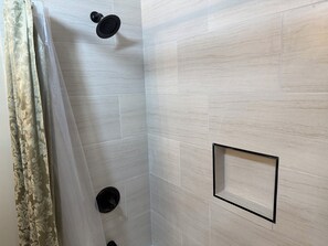 Secador de pelo, toallas, jabón y papel higiénico