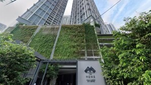 A modern building with a glass facade and a green vertical garden. - Twin Towers View The Mews (Kuala Lumpur)