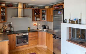 ثلاجة، فرن، موقد طهي مسطح، غسالة أطباق