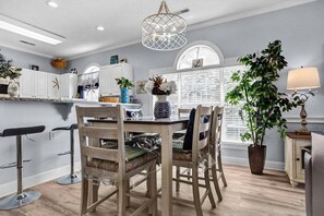 Dining - Magnolia Place 102-4705 (Myrtle Beach)