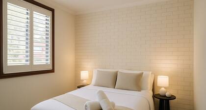 Comfort & Co - 3 Bedroom Deluxe Family Home