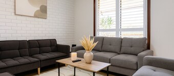 Comfort & Co - 3 Bedroom Deluxe Family Home