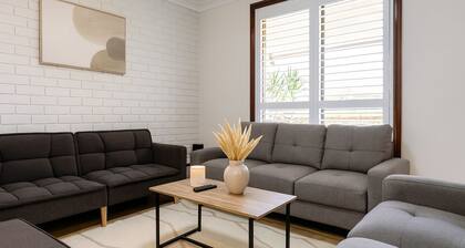 Comfort & Co - 3 Bedroom Deluxe Family Home