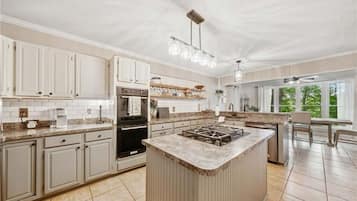 Microondas, horno, parrilla de estufa y lavavajillas