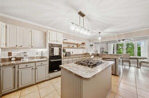 Micro-ondes, four, plaque de cuisson, lave-vaisselle