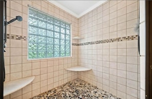 Dusche, Haartrockner, Handtücher, Seife