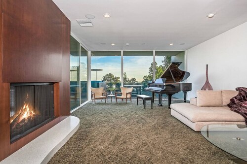 Luxe Hollywood Hills Modern, City Views, Pool/Spa