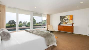 3 bedrooms, desk, iron/ironing board, travel crib