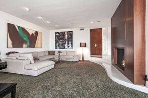 Télévision, cheminée, table de tennis de table, chaîne hi-fi