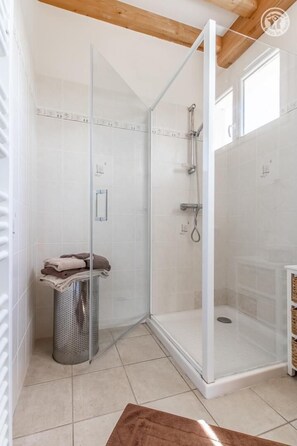 Shower, towels