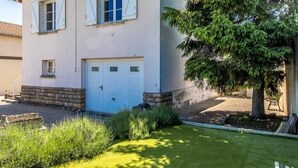 A two-story house with a white facade, a garage, and a well-maintained lawn. - La Vigneraie - FUISSE (FUISSE)