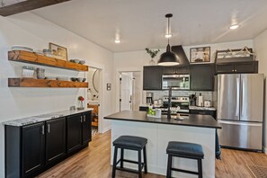 Geladeira, micro-ondas, fogão, cooktop