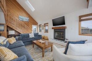 TV, fireplace, books - 5213-Blue Turtle Cottage, Cozy 3BR, 2.5BA home in Kill Devil Hills with ocean views. (Kill Devil Hills)