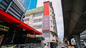 A hotel with a sign for 'swing pillows' and a restaurant with a red awning. - Swing & Pillows @ Central Market Kuala Lumpur (Kuala Lumpur)