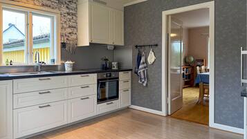 Fridge, oven, dishwasher, coffee/tea maker