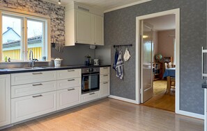 Fridge, oven, dishwasher, coffee/tea maker