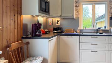 Fridge, oven, dishwasher, coffee/tea maker