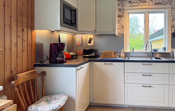 Fridge, oven, dishwasher, coffee/tea maker