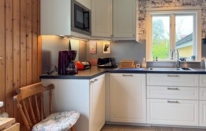 ثلاجة، فرن، غسالة أطباق، ماكينة لصنع القهوة/الشاي