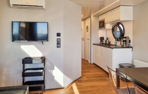 Fridge, microwave, dishwasher, coffee/tea maker - Cozy ship in Göteborg with sauna (Göteborg)