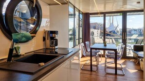 Kaffetrakter/tekoker, kjøleskap, mikrobølgeovn og oppvaskmaskin