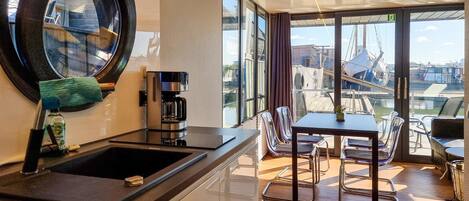 Fridge, dishwasher, coffee/tea maker