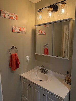 Towels, soap, toilet paper - Charming lake home with 3-bedroom house in Pleasant Lake Milton (Lake Milton)