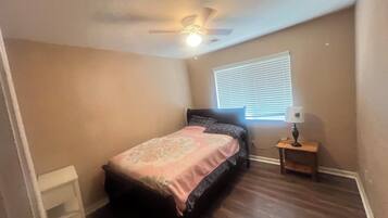 1 habitación, tabla de planchar con plancha y wifi