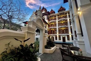 Exterior - Akira Thaphae Hotel (Chiang Mai)
