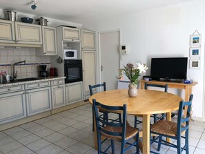 Réfrigérateur, four à micro-ondes, lave-vaisselle, grille-pain