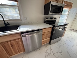 Four Ă micro-ondes, un four, surface de cuisson, lave-vaisselle