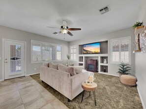 Smart-TV, peis, stereoanlegg og kontorer