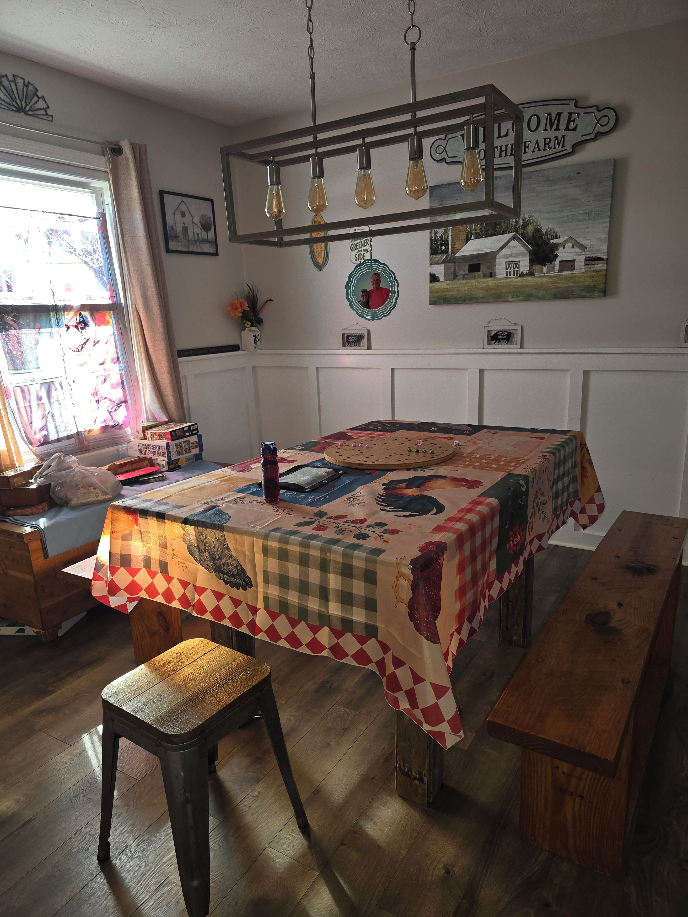 Een eetgedeelte met een houten tafel, een bank en een gewatteerde tafelkleed.