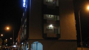 Un edificio con un letrero que dice "HOTEL" en luces brillantes.