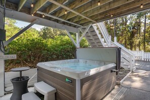 Outdoor spa tub - Calypso's Cove: Dog Friendly, Soundside, Private Pool, Hot Tub and Tiki Bar! (Nags Head)