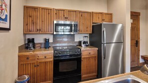 Réfrigérateur, four à micro-ondes, un four, surface de cuisson