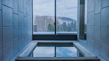 套房, 非吸煙房, 私人浴室 (Hot spring suite) | 客房內保險箱、熨斗/熨衣板、免費無線上網、床單