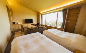 Family Suite | In-room safe, iron/ironing board, free WiFi