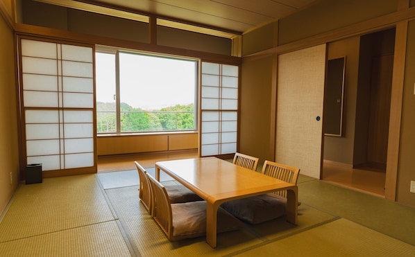 Family Suite | In-room safe, iron/ironing board, free WiFi