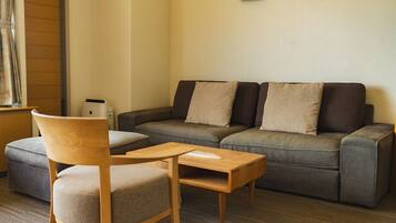 Deluxe Twin Room | In-room safe, iron/ironing board, free WiFi, bed sheets