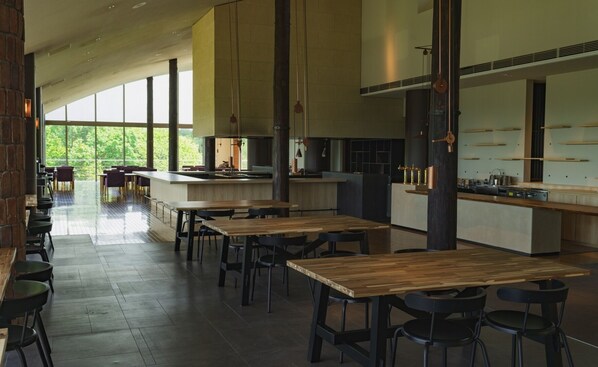 Daily continental breakfast (JPY 2750 per person)