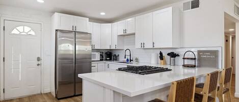 Refrigerador, microondas, parrilla de estufa y lavavajillas