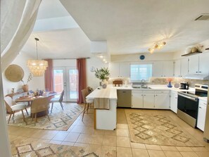 Réfrigérateur, un four, surface de cuisson, lave-vaisselle