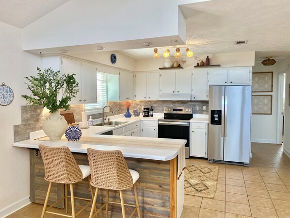 Réfrigérateur, un four, surface de cuisson, lave-vaisselle