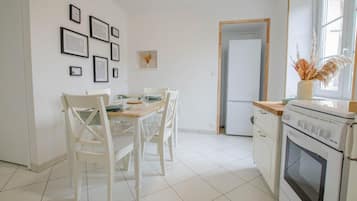 Microwave, highchair