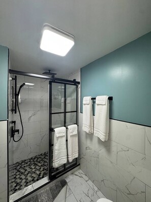 Douche, sèche-cheveux, serviettes fournies, savon