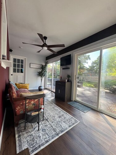 Cape Escape: Relax, HotTub, Deck & Beaches Nearby