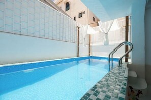 Outdoor pool - Ratchada Retreat Boutique Suites (Bangkok)